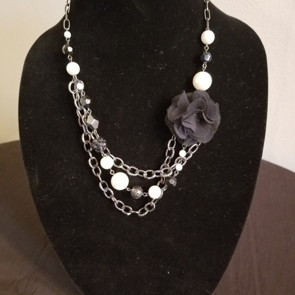 NECKLACE WITH BEADS AND FLOWER - Picture 1 of 2